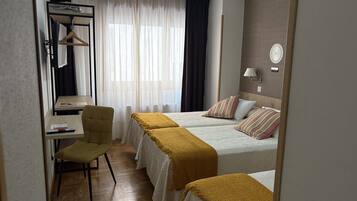 Driepersoonskamer, 3 eenpersoonsbedden | Gratis wifi, beddengoed