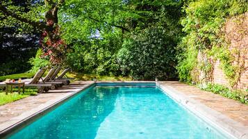 Een seizoensgebonden buitenzwembad