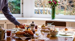 Petit déjeuner continental (15.00 EUR par personne)