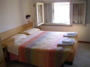 Kamar Double atau Twin | Brankas, meja kerja, dan tempat tidur bayi (biaya tambahan)