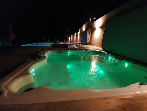 Outdoor spa tub
