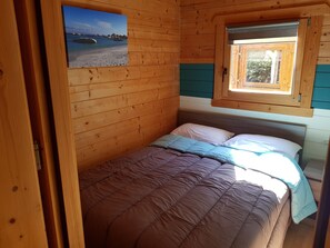 1 bedroom, blackout drapes, free WiFi, bed sheets