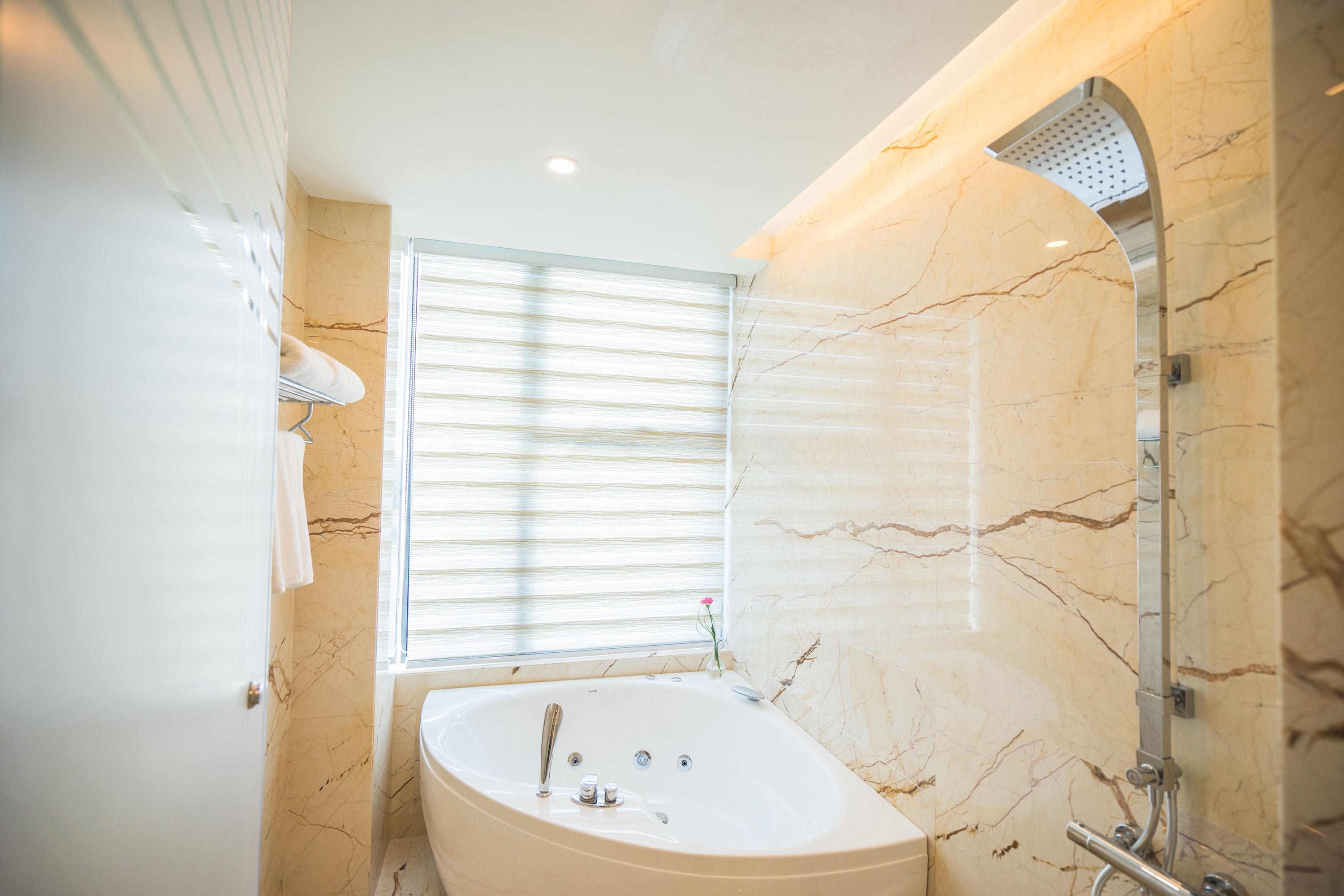executive suite | bathroom | combined shower/bathtub, deep-soaking bathtub, free toiletries