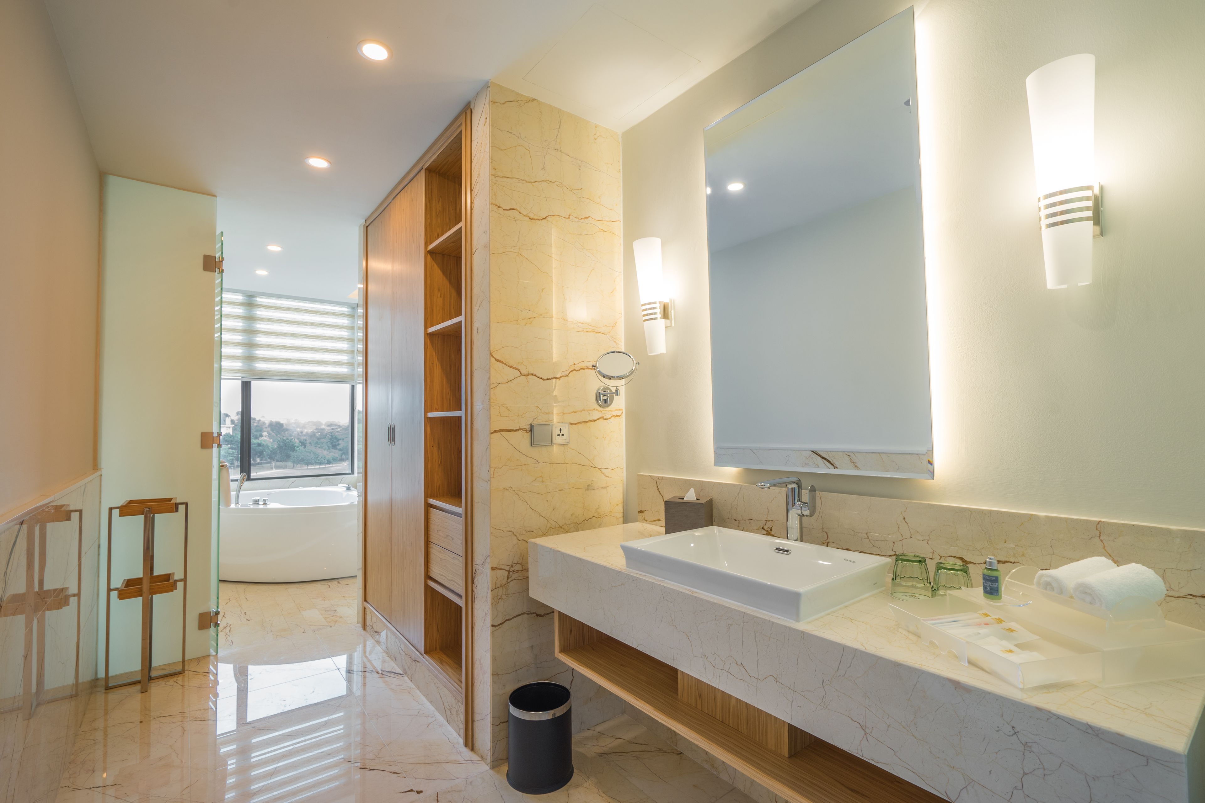 executive suite | bathroom | combined shower/bathtub, deep-soaking bathtub, free toiletries