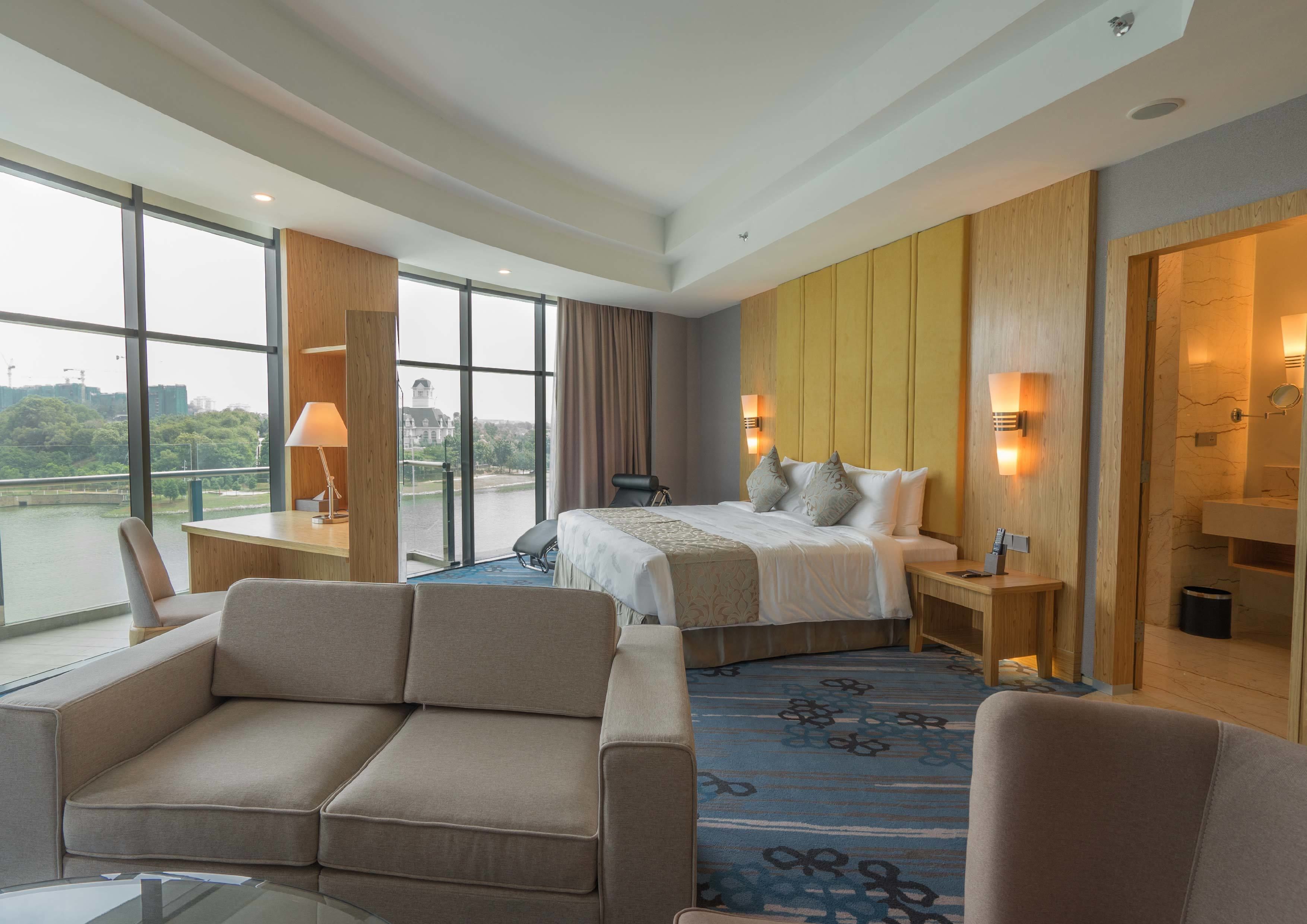 executive suite | premium bedding, minibar, in-room safe, individually furnished