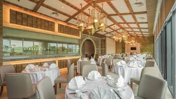 2 ristoranti, aperti a colazione, a pranzo e a cena, cucina cinese