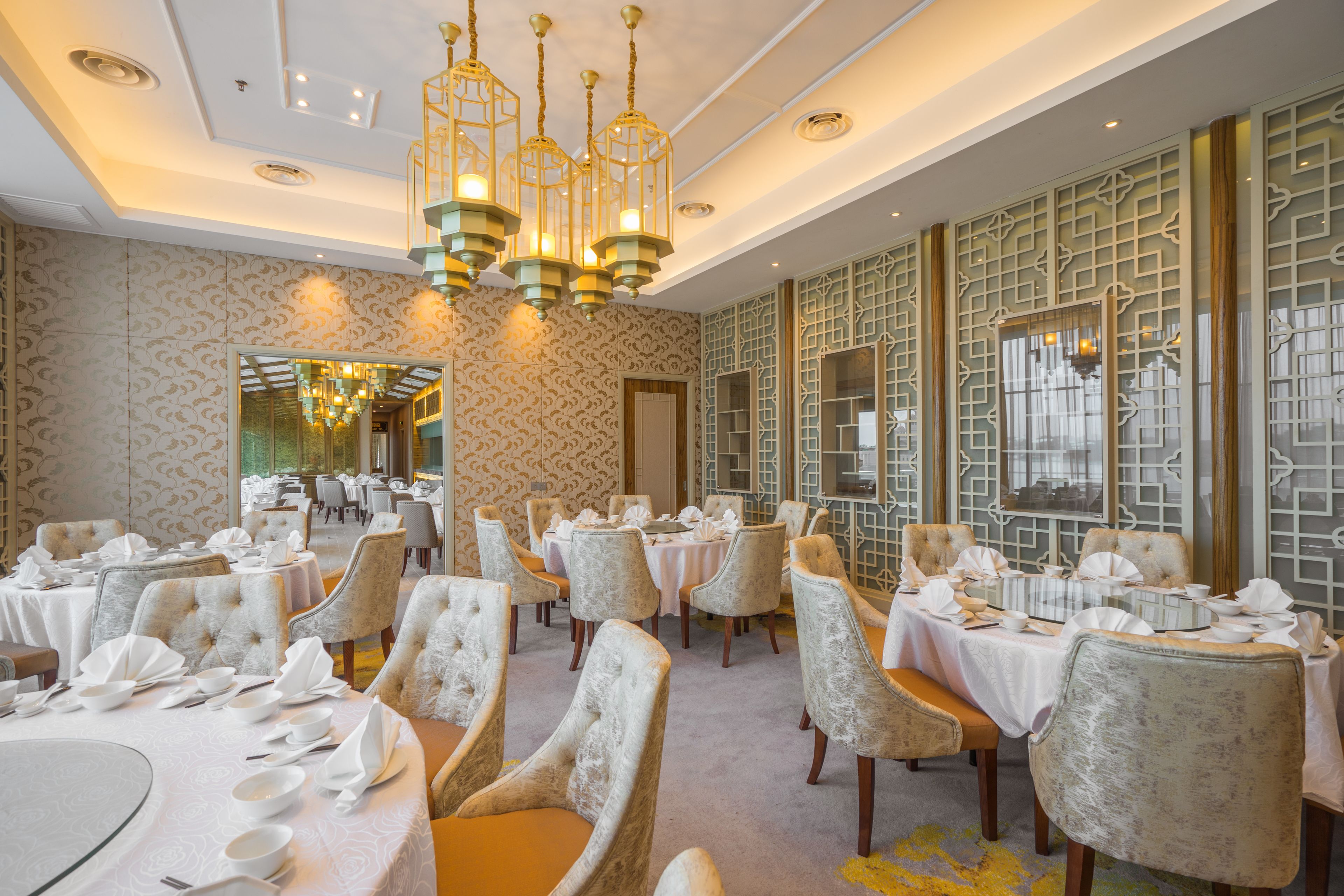 2 restaurants, breakfast, lunch, dinner served; chinese cuisine