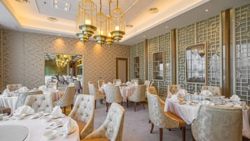 2 restaurantes: opção de café da manhã, almoço e jantar