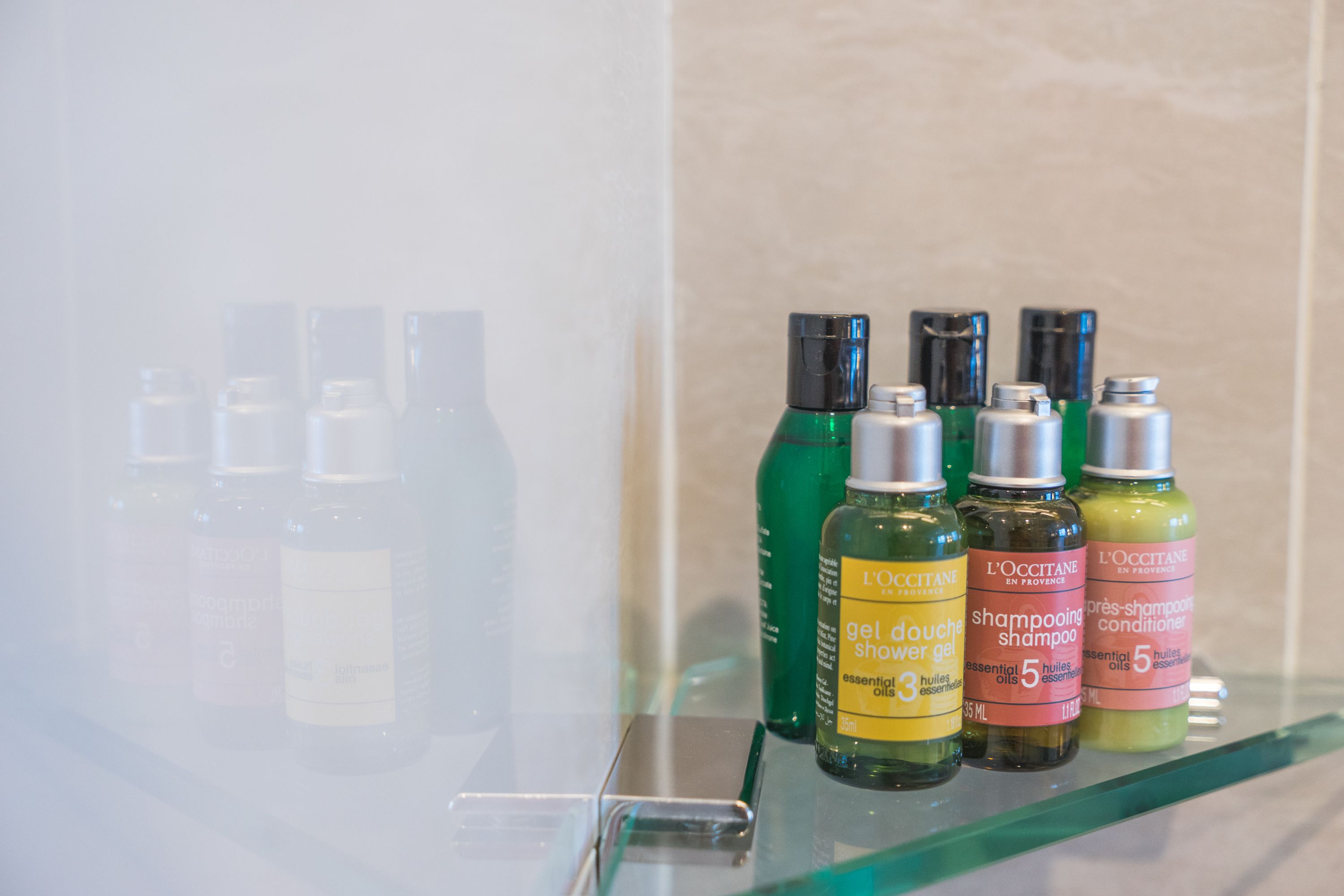 titanium club king room | bathroom | combined shower/bathtub, deep-soaking bathtub, free toiletries