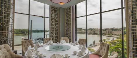 2 restaurants servant le petit déjeuner, spécialités Cuisine chinoise