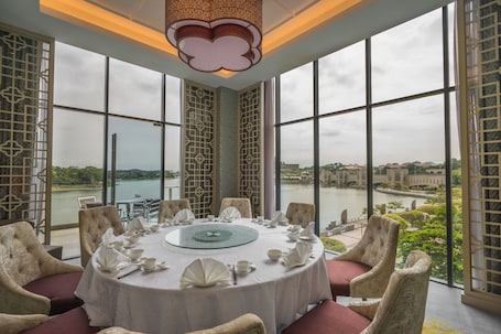 2 restaurants, breakfast, lunch, dinner served; Chinese cuisine