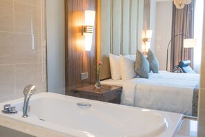 Titanium Club King Room | Baignoire relaxante profonde