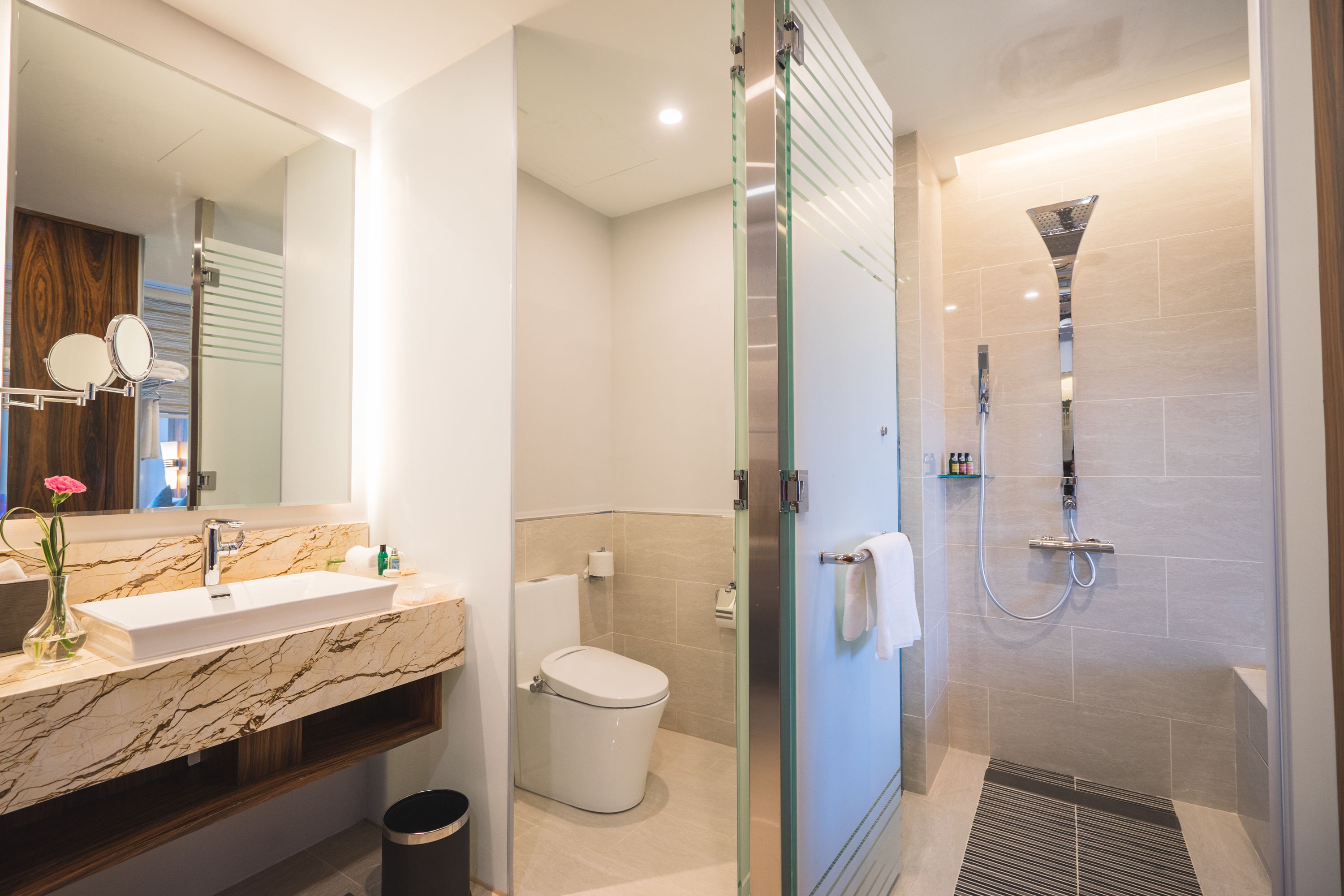 combined shower/bathtub, deep-soaking bathtub, free toiletries