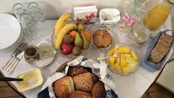 Un bufé de desayuno con diversas opciones de comida y salsas.