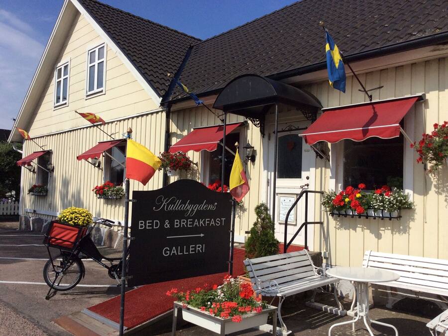 Een gebouw met een bord waarop 'Kullabygdens Bed & Breakfast' en 'GALLERI' staat.