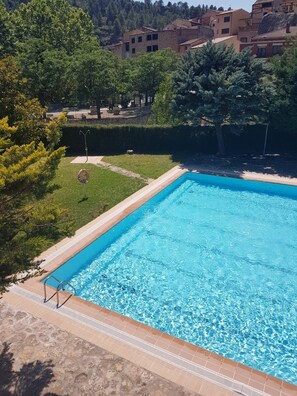Una piscina al aire libre de temporada