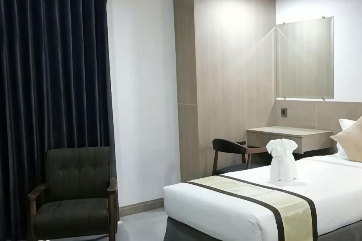Minibar, desk, blackout drapes, WiFi (free)