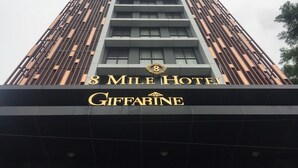 Exterior del Hotel 8 Mile Giffarine, con un diseño arquitectónico moderno y un letrero llamativo con el nombre del hotel.