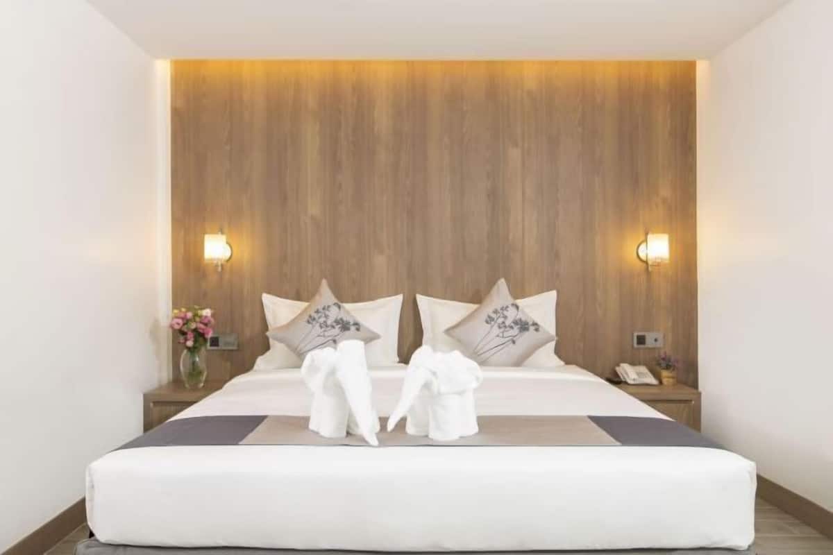 Minibar, desk, blackout drapes, WiFi (free)