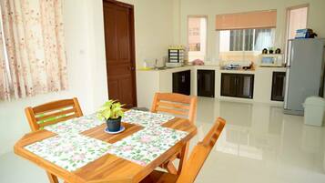 Three Bedrooms House | In-room dining