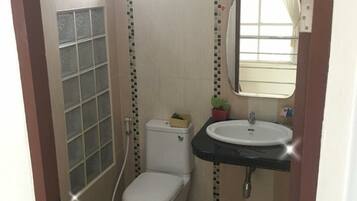 Three Bedrooms House | Badkamer | Een douche, gratis toiletartikelen