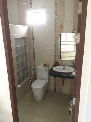 Three Bedrooms House | Kamar mandi | Shower dan perlengkapan mandi gratis