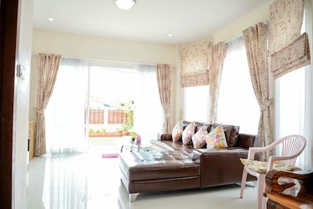 Three Bedrooms House | 起居区 | 平板电视