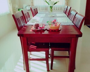 Three Bedrooms House | Dapur bersama | Lemari es, microwave, kompor, dan ketel listrik