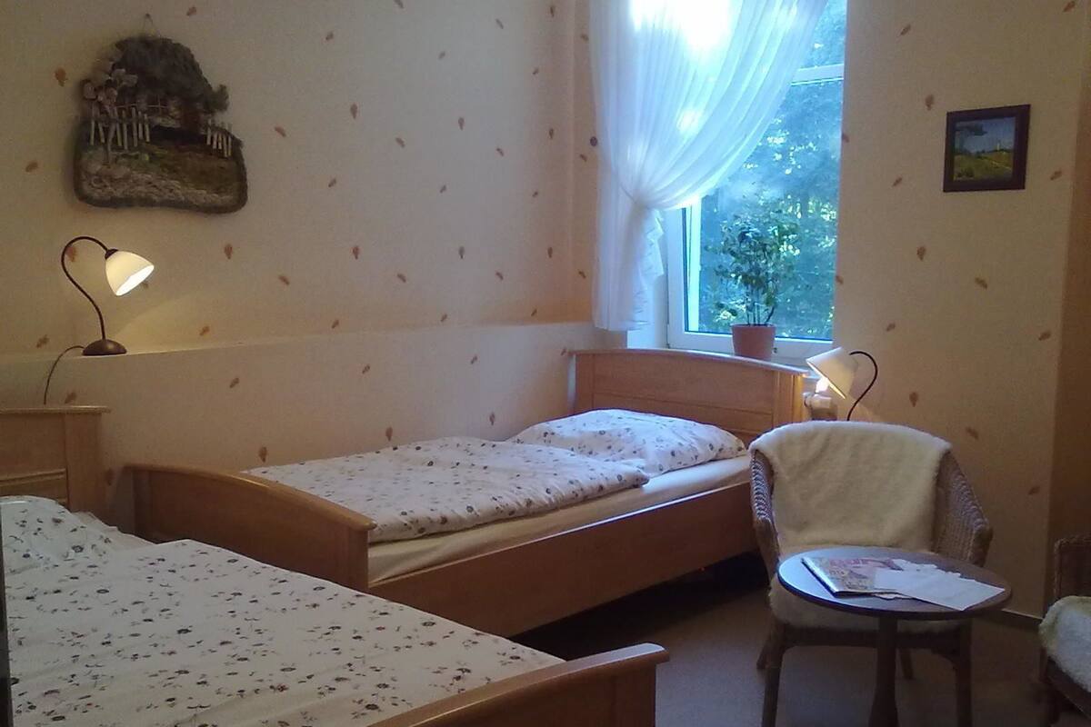 Twin Room | Individually decorated, individually furnished, blackout curtains