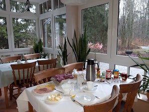Free daily buffet breakfast