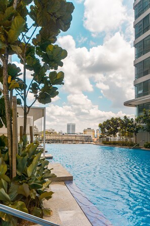 Una piscina al aire libre