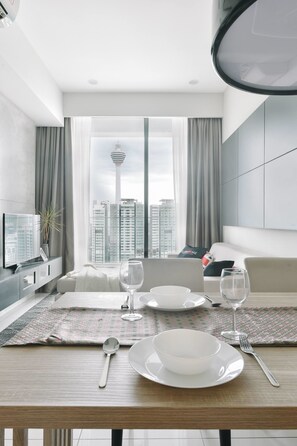 Meja kerja, ruang kerja ramah laptop, dan setrika/meja setrika