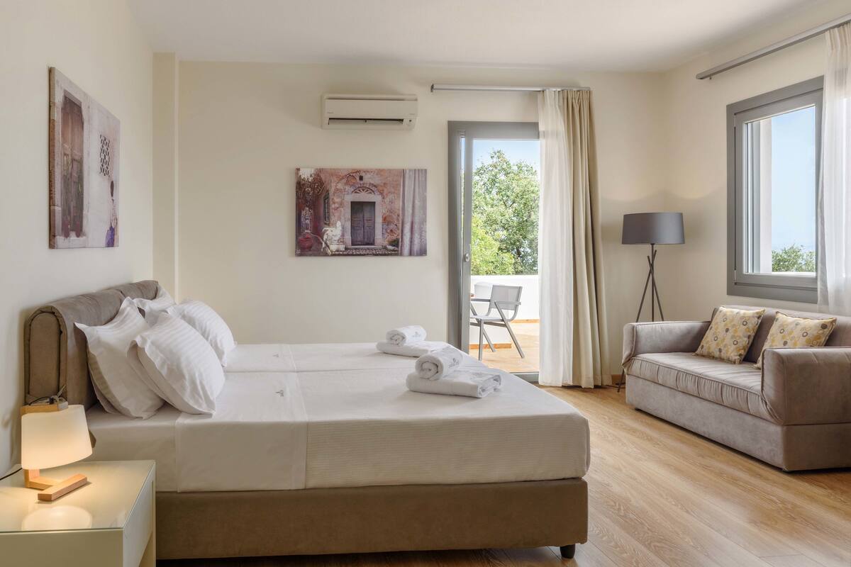 Deluxe Studio (22) | In-room safe, desk, WiFi (free), individually decorated