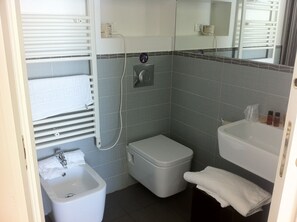 Habitación doble, vista al mar | Baño | Regadera, secadora de cabello, bidet, toallas