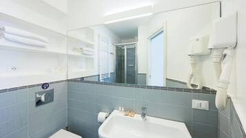 Chambre Double, balcon, vue mer | Coffres-forts dans les chambres, bureau, draps fournis