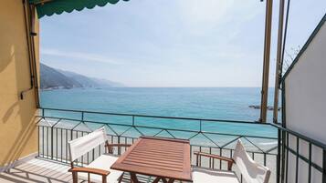 Chambre Double, balcon, vue mer | Coffres-forts dans les chambres, bureau, draps fournis