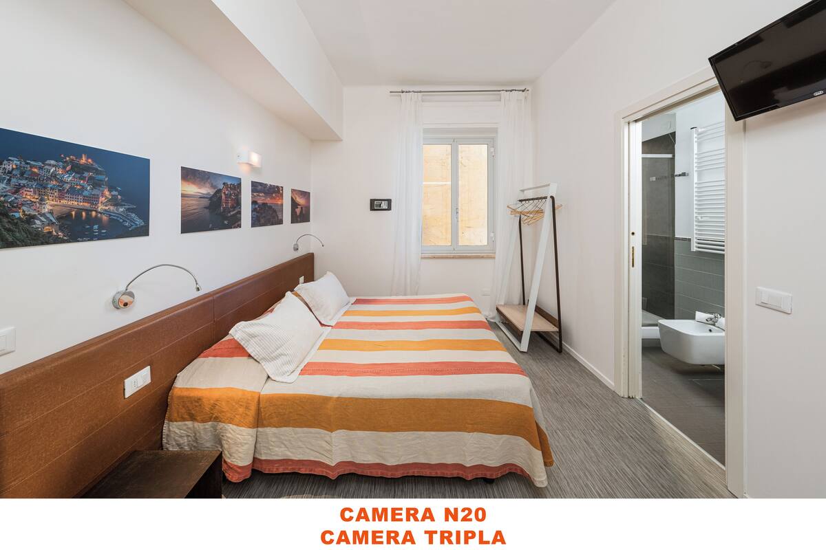 Habitación triple | Caja de seguridad en la habitación, escritorio y ropa de cama