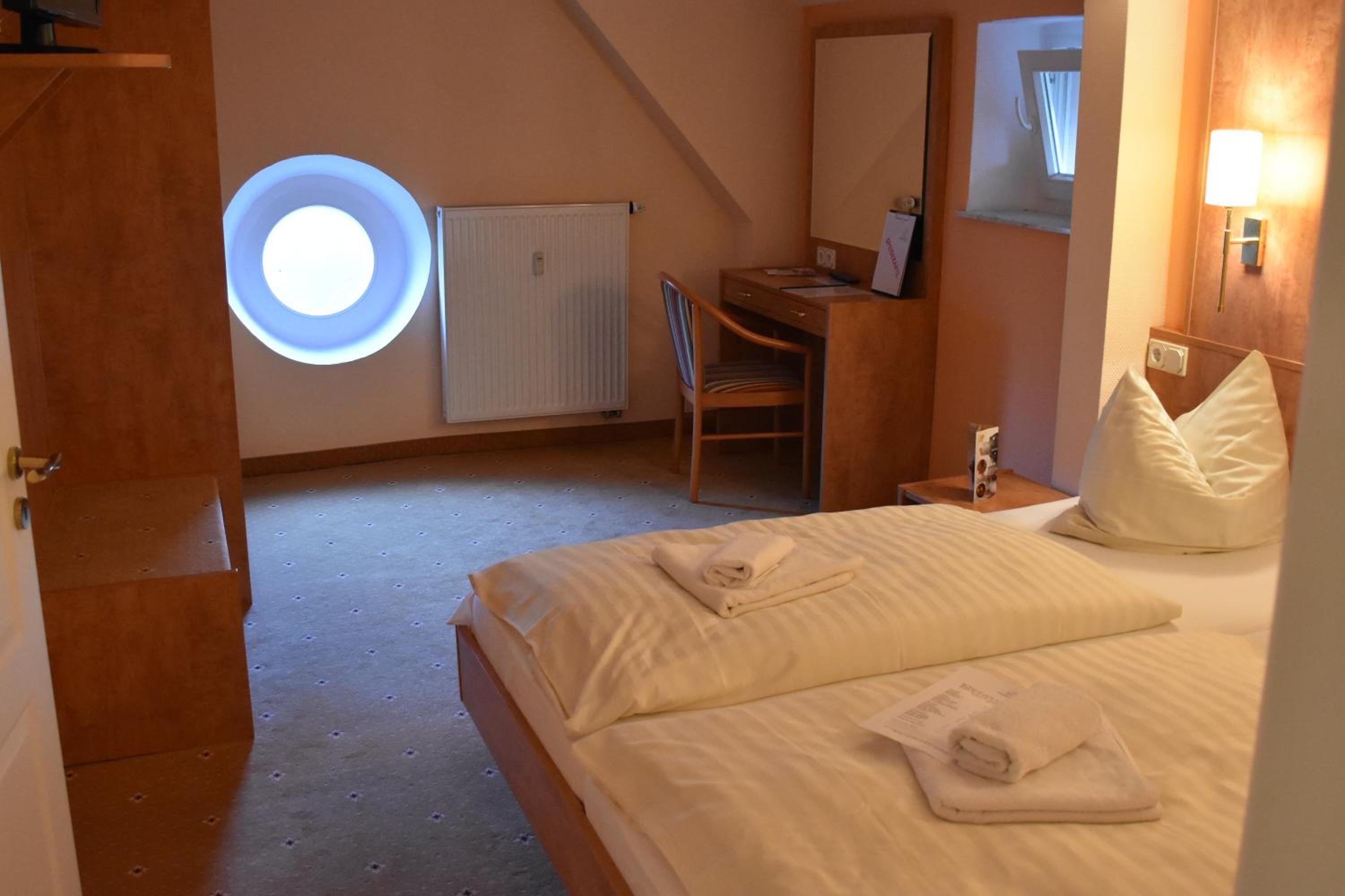 Schreibtisch, Verdunkelungsvorhänge, Zustellbetten, kostenloses WLAN