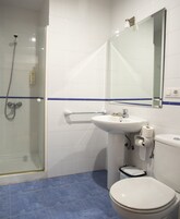 Ducha, artículos de higiene personal gratuitos y secador de pelo