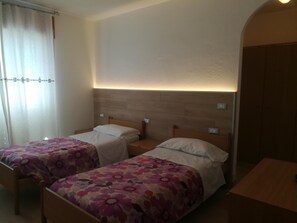 Escritorio, wifi gratis y ropa de cama
