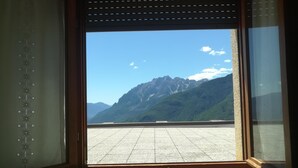 A window with a view of a mountainous landscape. - Albergo Sargas (Cevo)