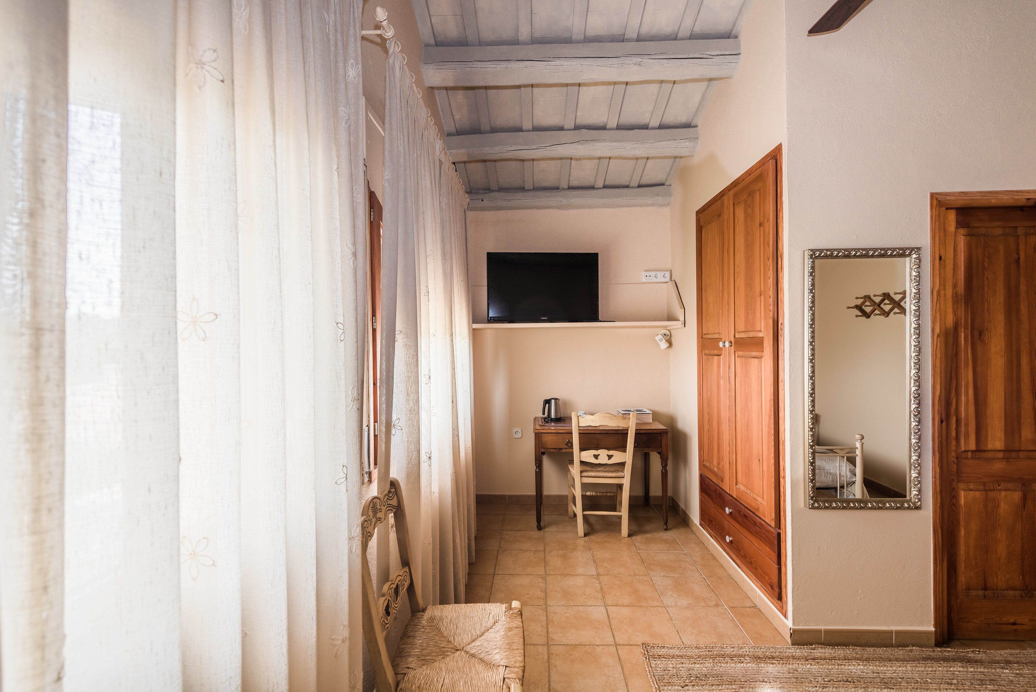 基本雙人房, 1 張特大雙人床, 花園景觀 | 起居區 | 13-吋 LCD 液晶電視、數位頻道、電視