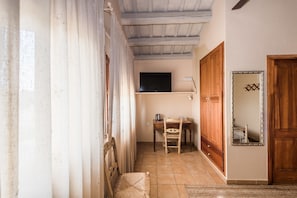 Chambre Double, 1 très grand lit, vue jardin | Coin séjour | Télévision LCD de 13 pouces avec chaînes numériques, télévision