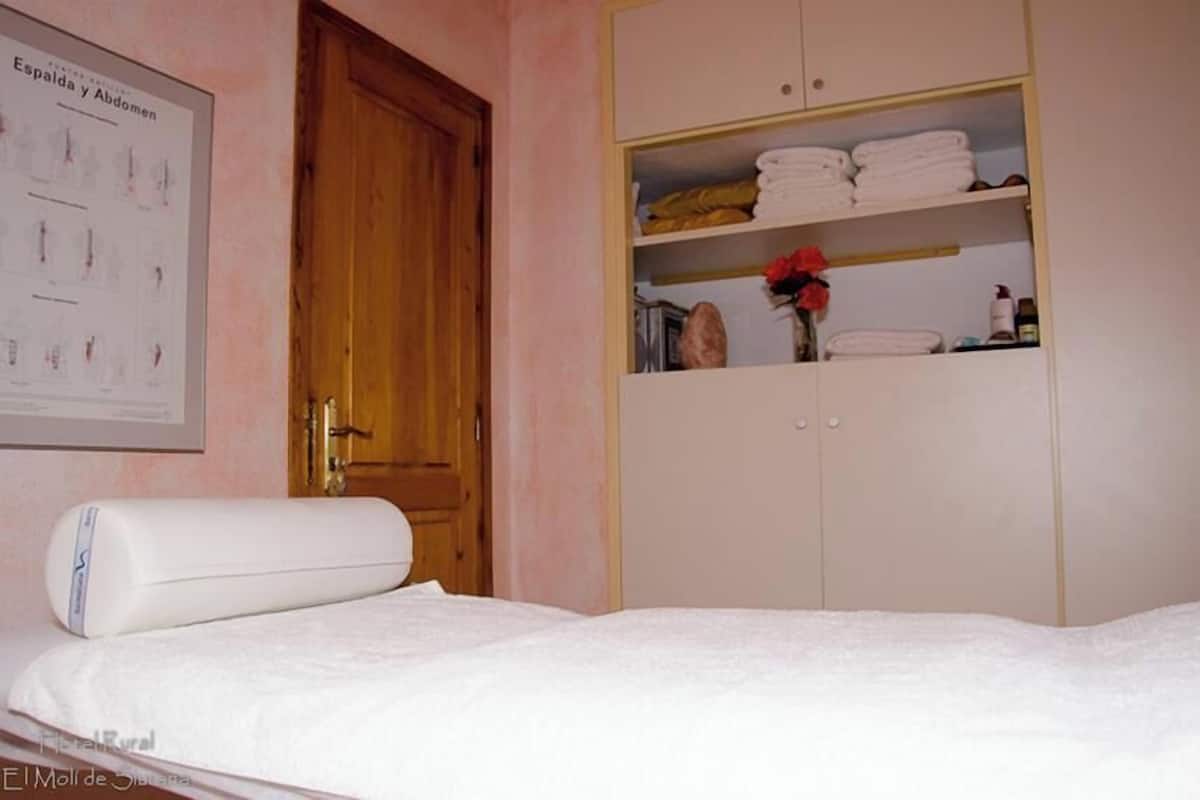 Desk, soundproofing, iron/ironing board (on request), WiFi (free)