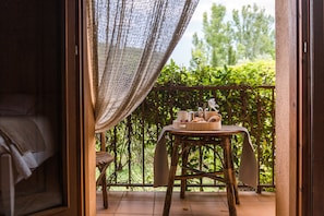 Chambre Double Classique, 1 très grand lit, balcon, vue jardin | Balcon