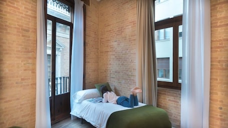 Cortinas blackout, tabla de planchar con plancha y wifi gratis