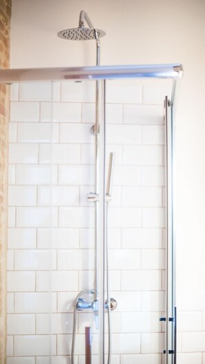 Triple Room Attic - 4º Floor without Elevator | Bathroom | Shower, free toiletries, hair dryer, towels