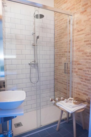 Een douche, gratis toiletartikelen, een haardroger, handdoeken