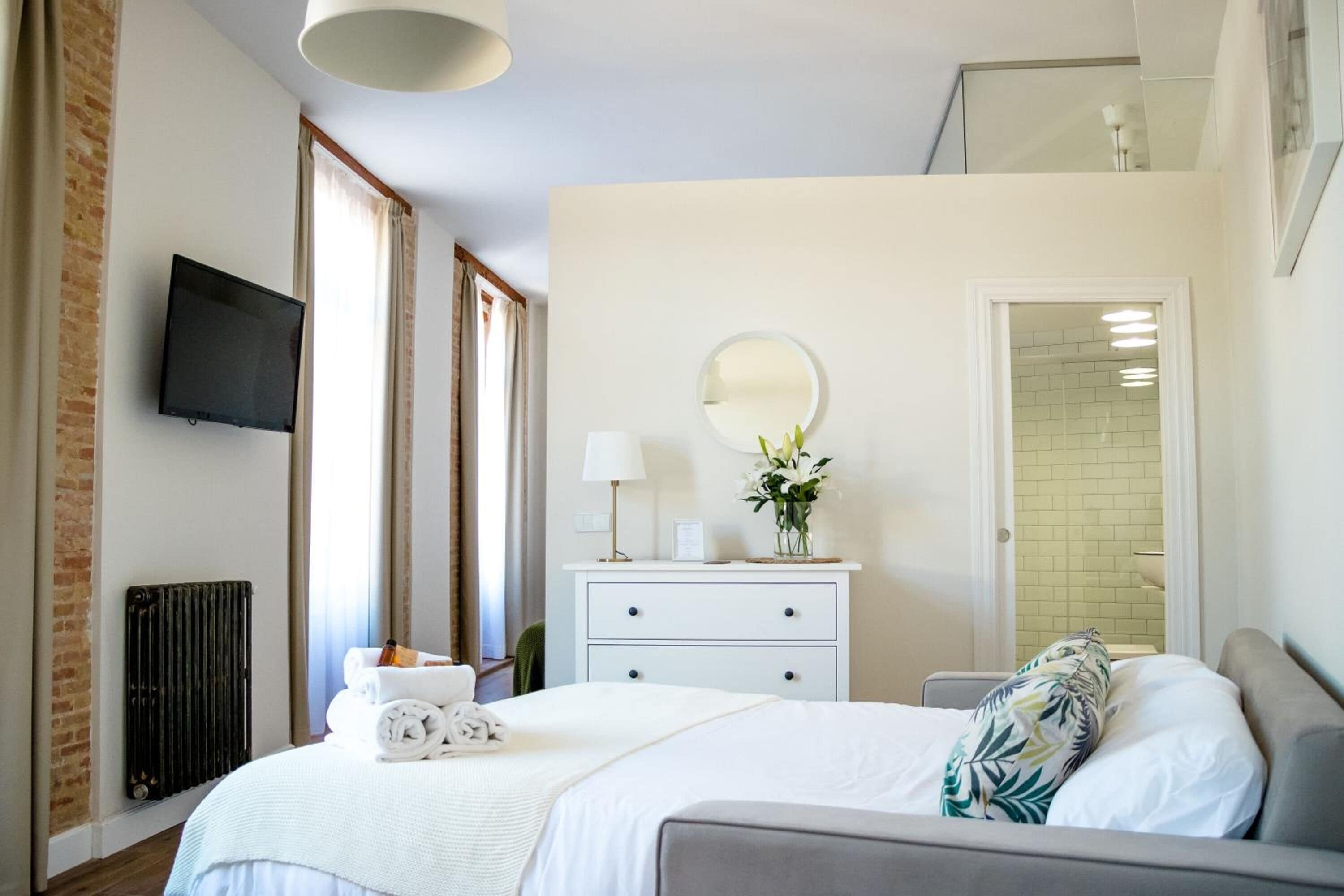 ستائر تعتيم ومكواة/لوح كي وواي فاي مجانًا وملاءات أسرّة