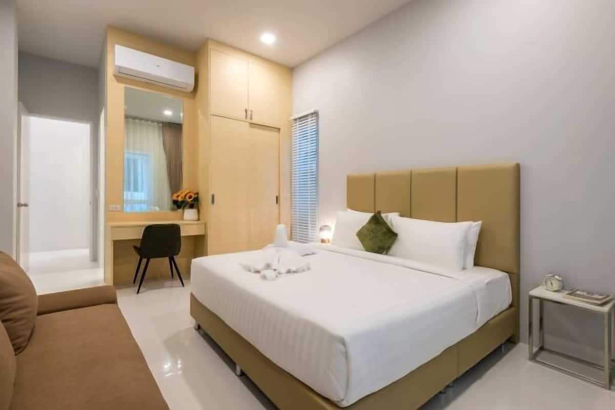 3 bedrooms, in-room safe, individually furnished, desk